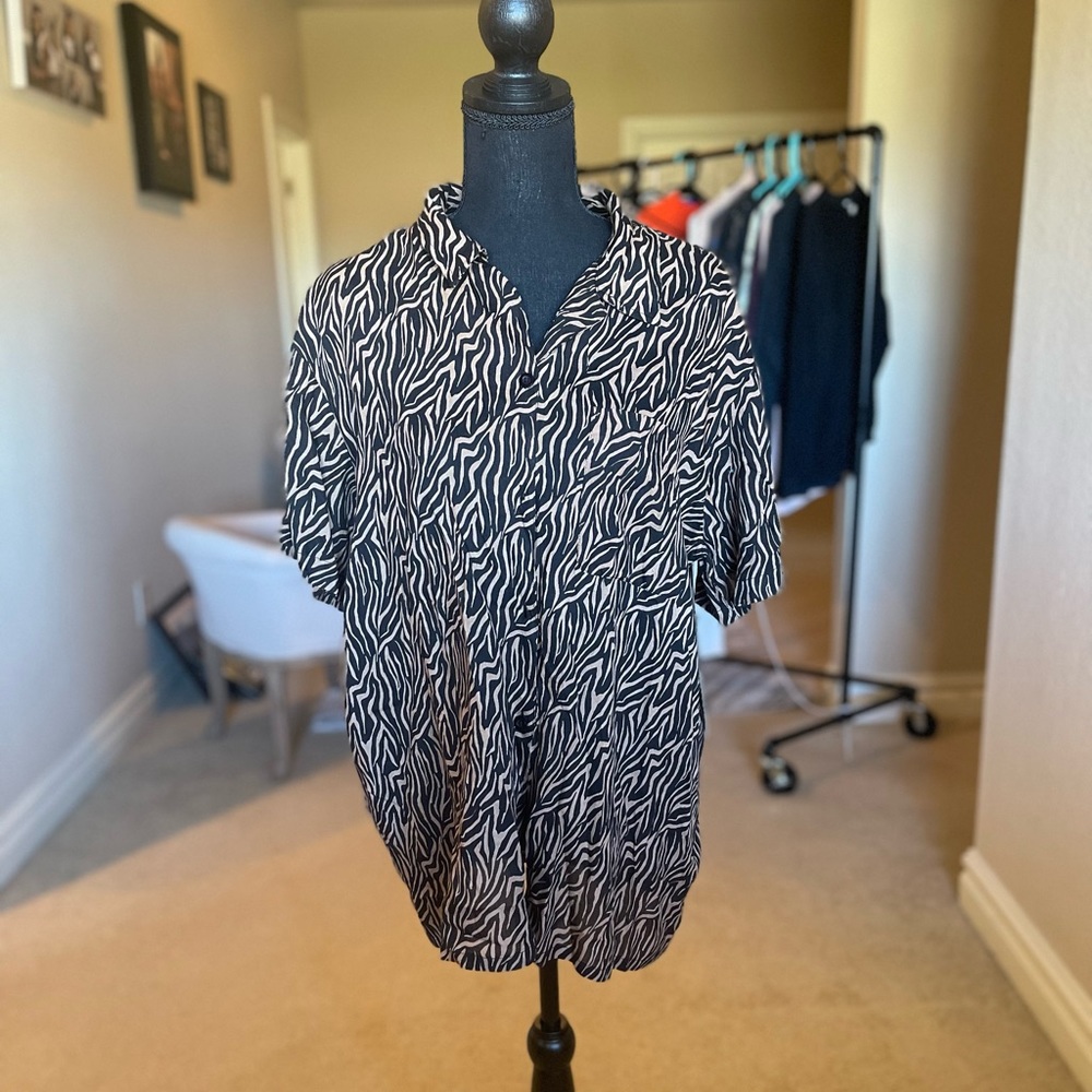 Black/ tan zebra print shortsleeved button down
